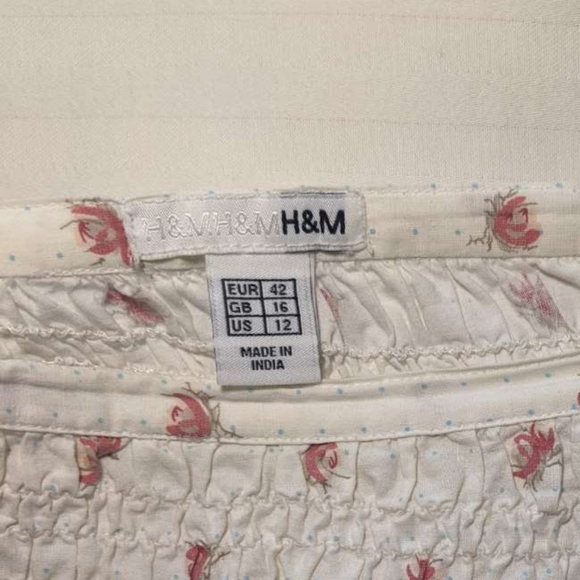 White and red patterned skirt - Picture 3 of 3